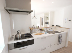 ［施工事例：キッチン］
快適な設備のシステムキッチン。IHコンロなのでお手入れも楽々です♪