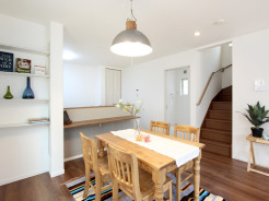 ［施工事例：LDK］
家族とのコミュニケーションが取りやすいリビングイン階段を採用しています♪