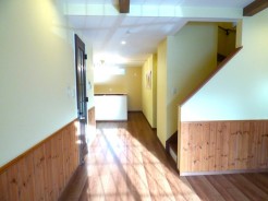 温かみを感じる腰壁がついたLDK