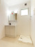【施工例：洗面脱衣室】すっきりシンプルな洗面室。3面鏡の裏は収納+洗面脱衣室にも収納物入がございます。