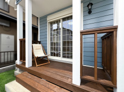 【分譲地内施工例】
ウッドデッキには宅配ボックスやベンチを置いても◎アメリカンな暮らしに欠かせないポイントです!