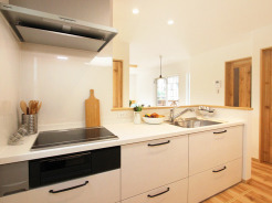 【施工事例:システムキッチン】
IHなので安全なのはもちろん、掃除がしやすいので快適に使用できます。